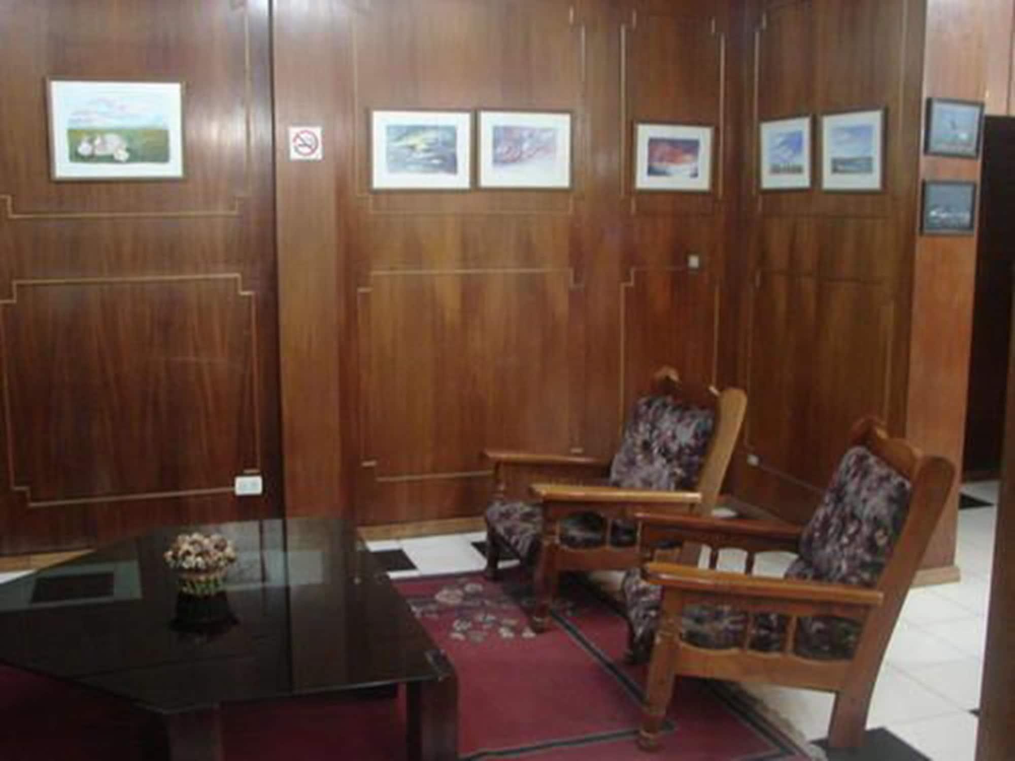 טרלאו Cheltum Hotel מראה חיצוני תמונה